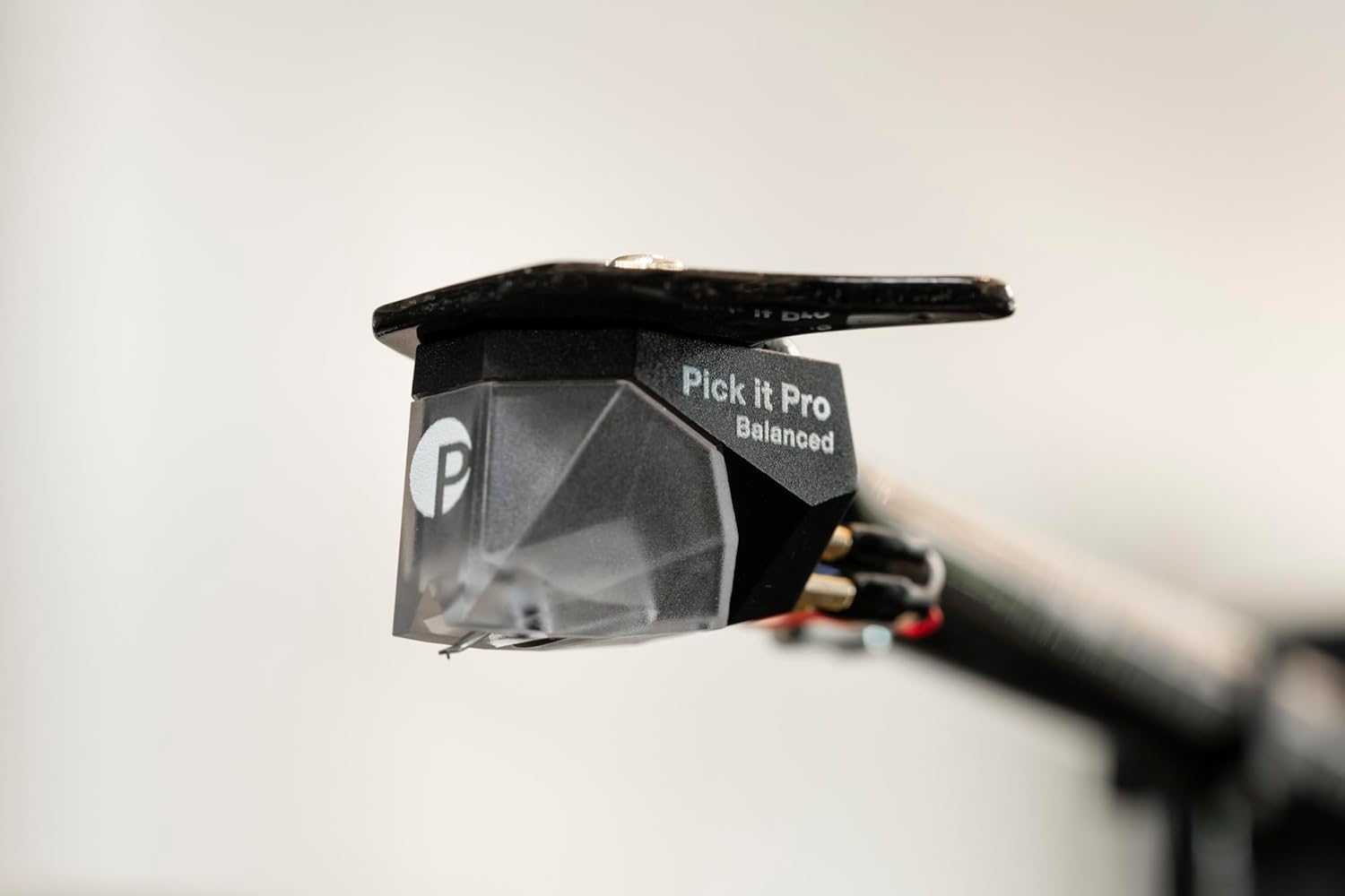 Pro-Ject Debut PRO B. Tornamesa Carbono-Aluminio True Balanced con Pick it PRO B